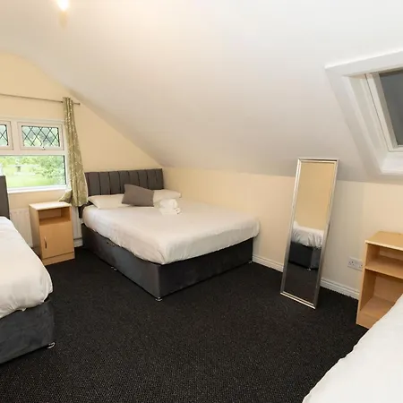 8 Bedroom Townhouse * Galway