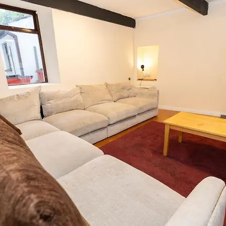 8 Bedroom Townhouse Apartment